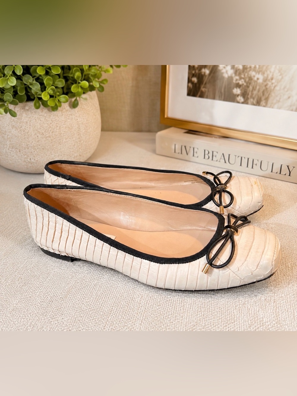 Karl Lagerfeld size 8 Moyen cream snakeskin ballet flat